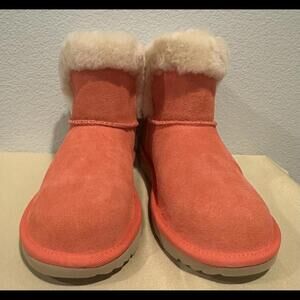 New UGG Australia Saniya Shearling Boots Youth Size 4 or Women's Size 5.5
